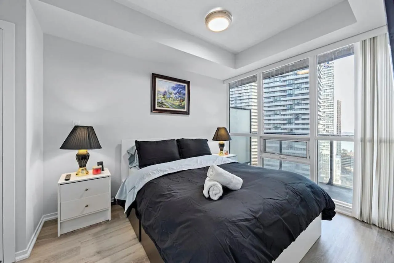 Classy 1Br Plus Den W Amazing Skyline View And Wfh Toronto Holiday home