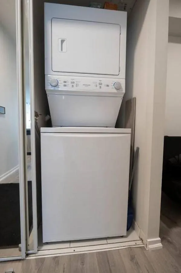 Classy 1Br Plus Den W Amazing Skyline View And Wfh Toronto