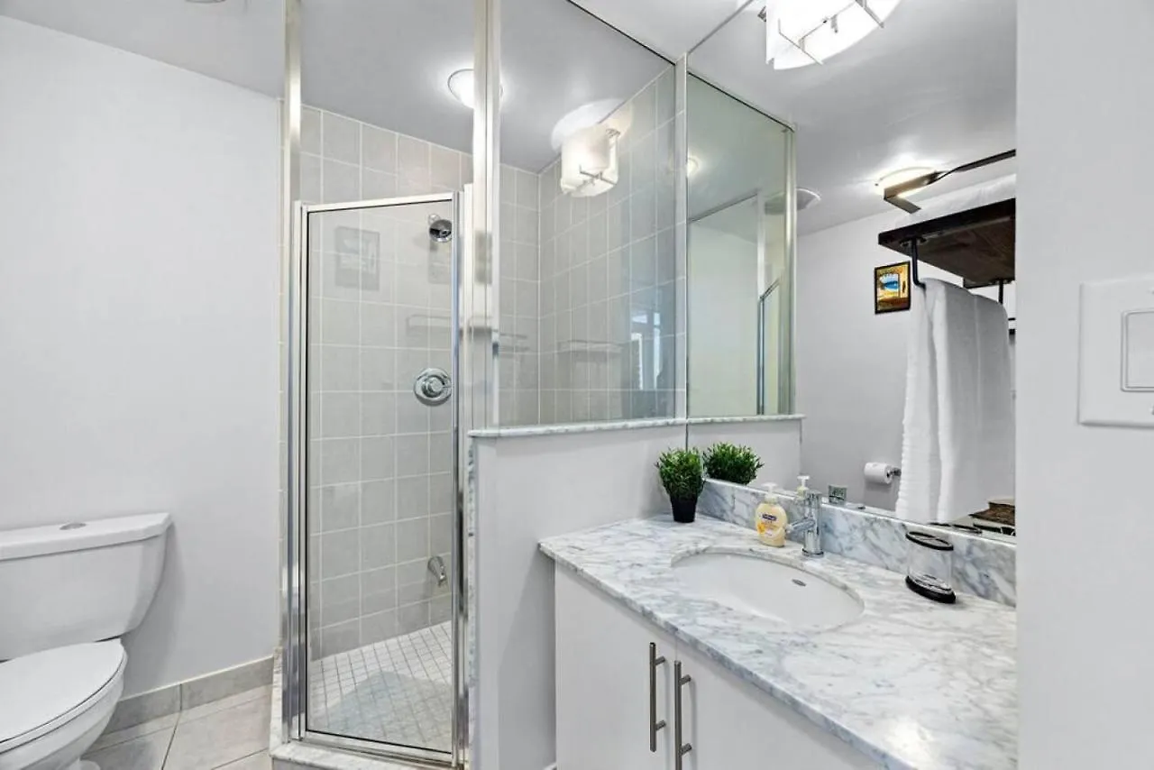 Holiday home Classy 1Br Plus Den W Amazing Skyline View And Wfh Toronto